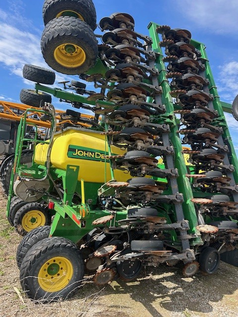 2006 John Deere 1990 Air Drills and Seeders