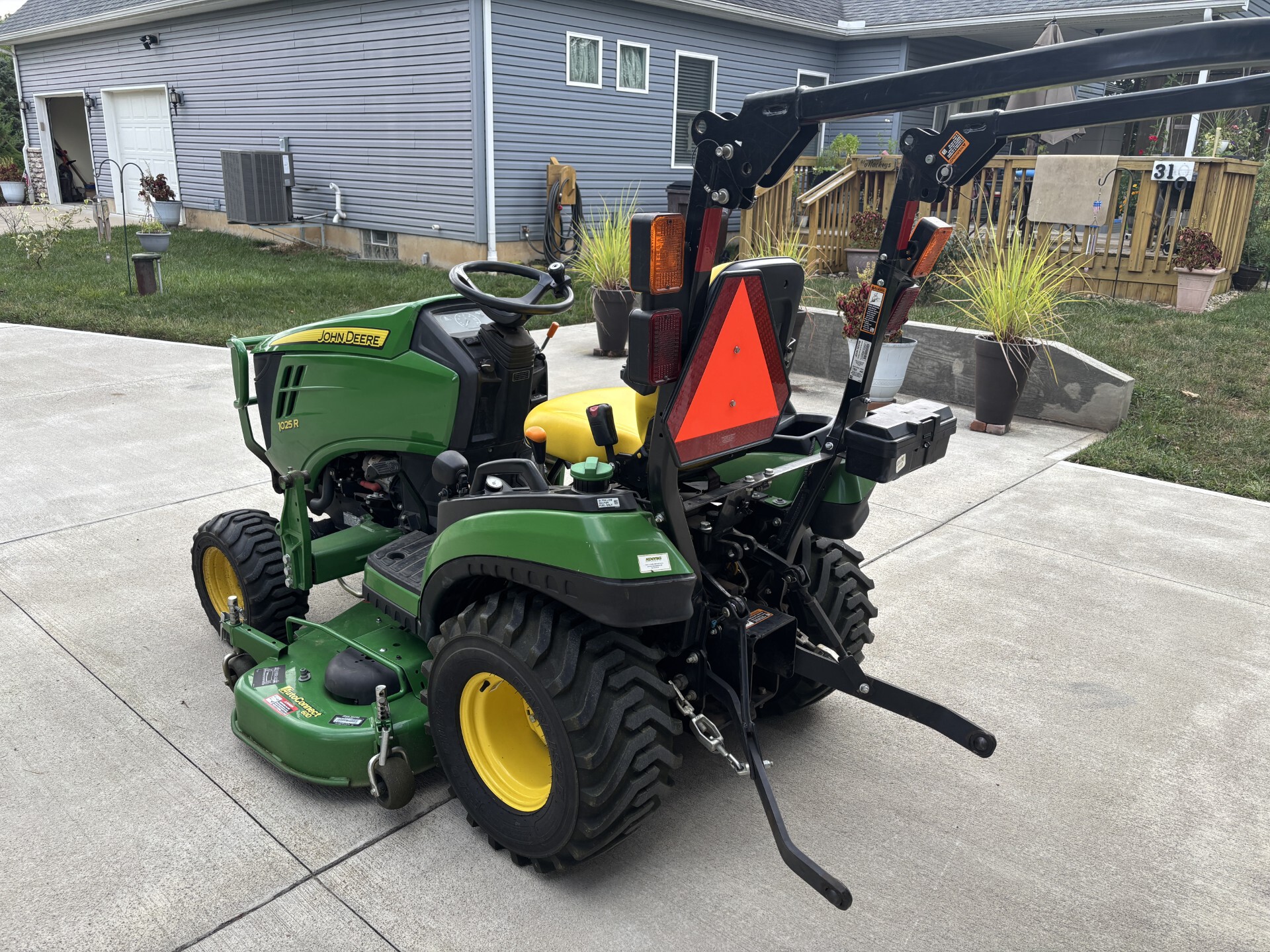 Used 2018 John Deere 1025R Compact Utility Tractors at Koenig Equipment in Germantown, OH - PhotoXL25