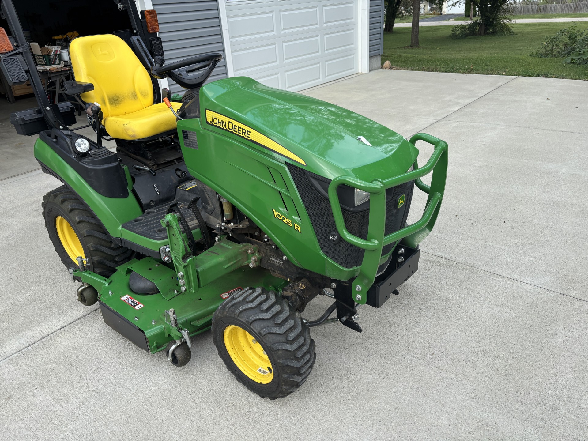 Used 2018 John Deere 1025R Compact Utility Tractors at Koenig Equipment in Germantown, OH - PhotoXL2