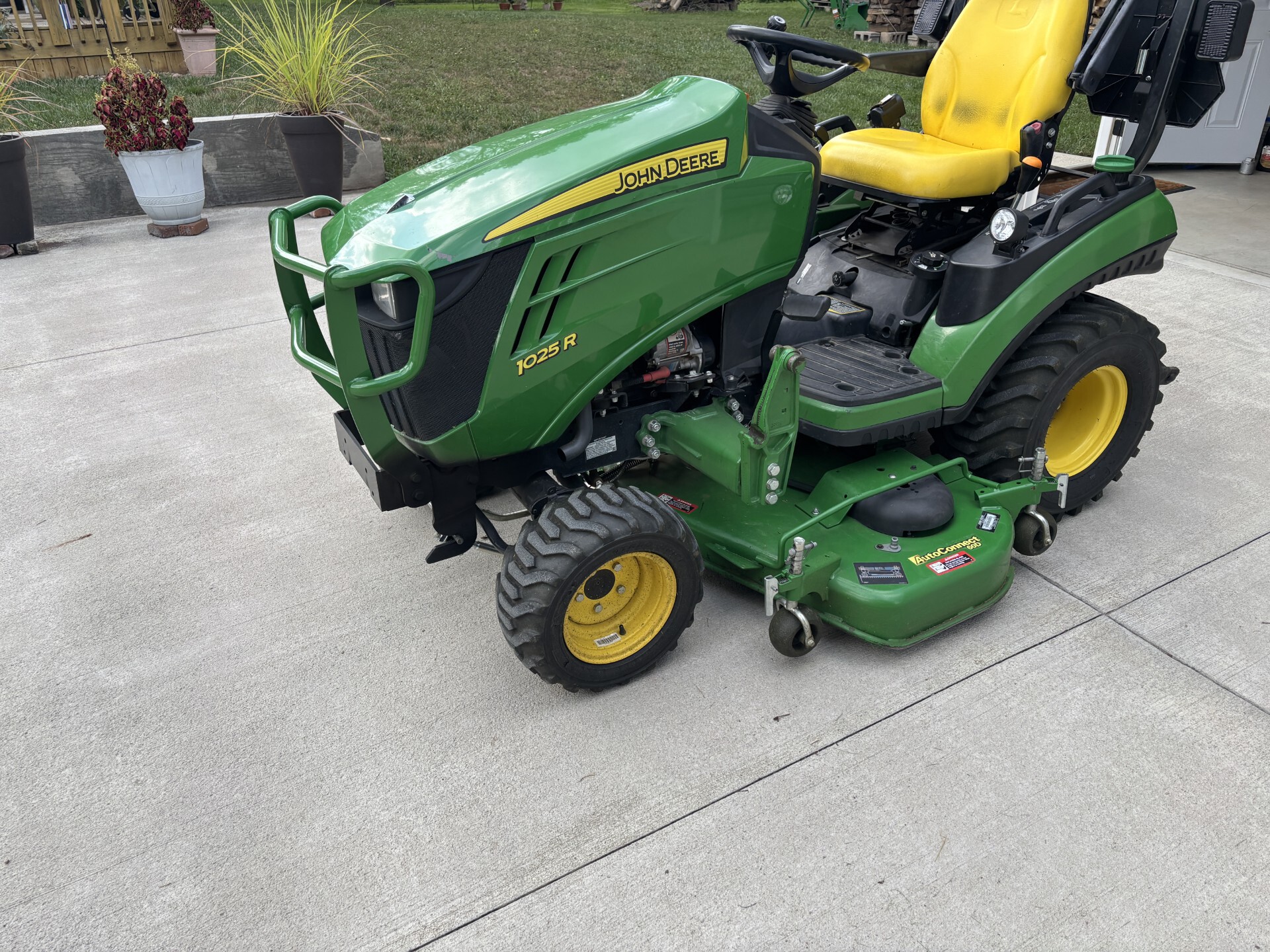 Used 2018 John Deere 1025R Compact Utility Tractors at Koenig Equipment in Germantown, OH - PhotoXL1