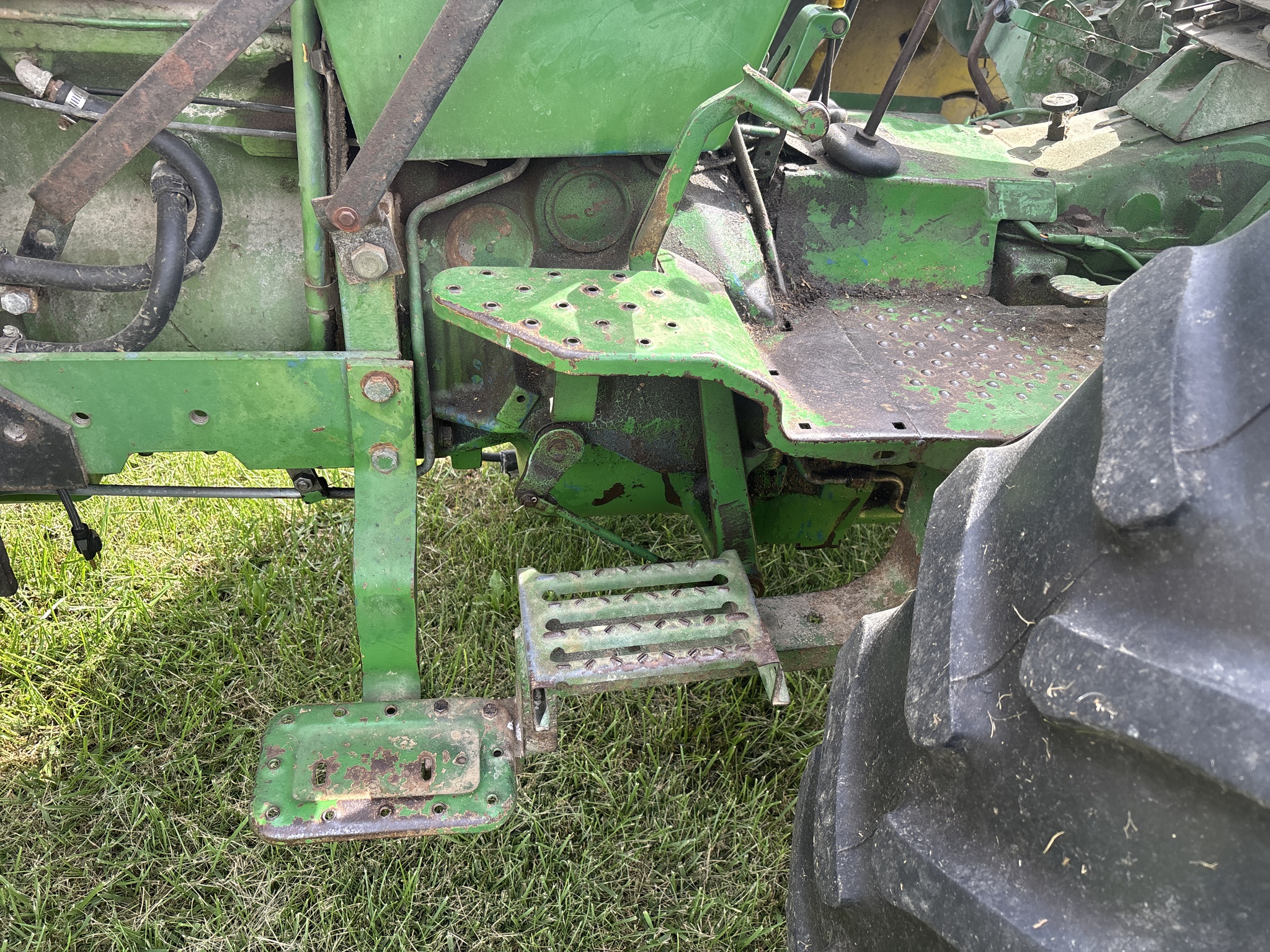 Used 1985 John Deere 2750 Utility Tractors at Koenig Equipment in Urbana, OH - PhotoXL28