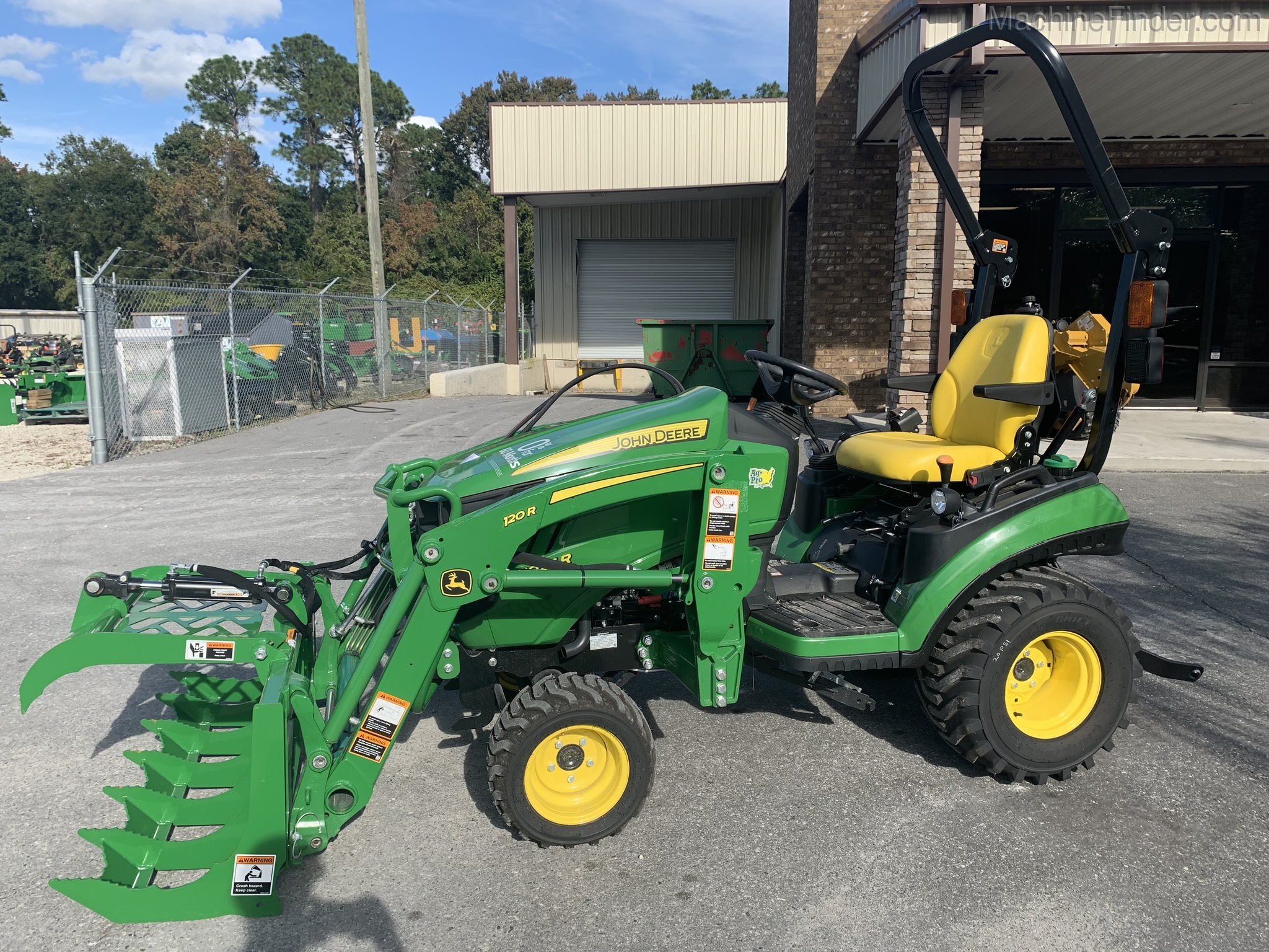 2020 John Deere 1025R Image 6
