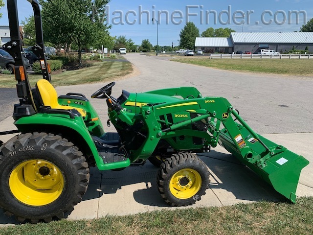 2021 John Deere 3025E Image 4