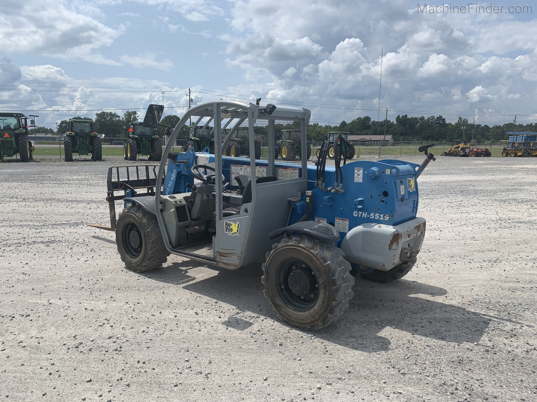 2013 Genie GTH5519 Image 2