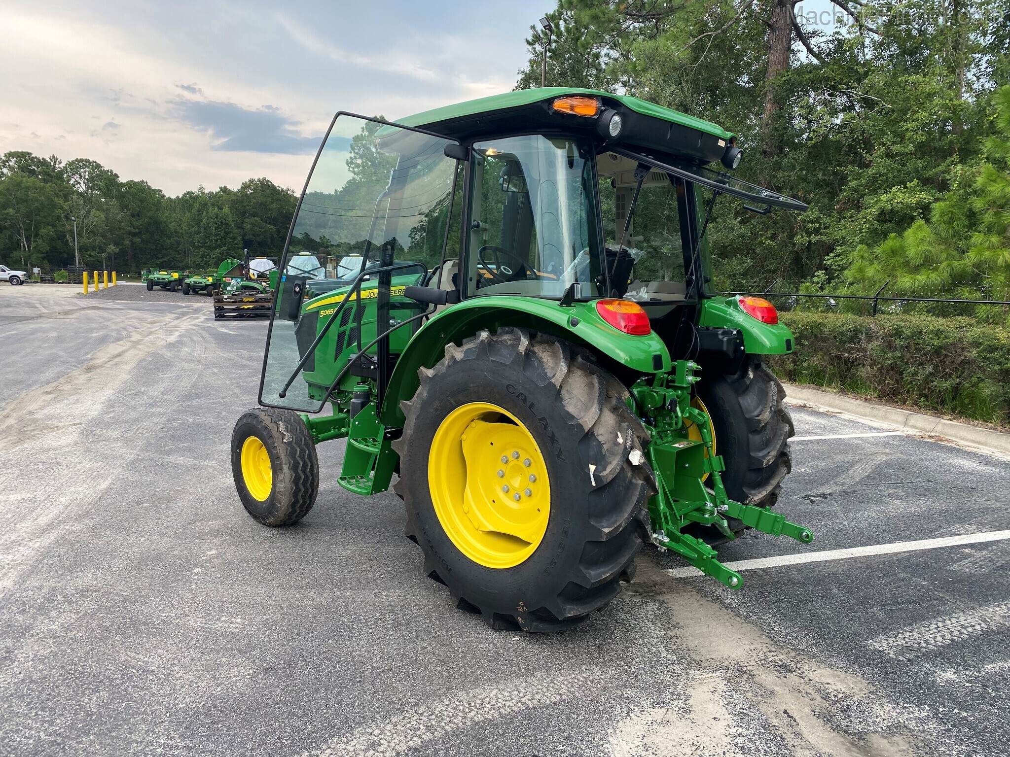 2021 John Deere 5065E Image 5