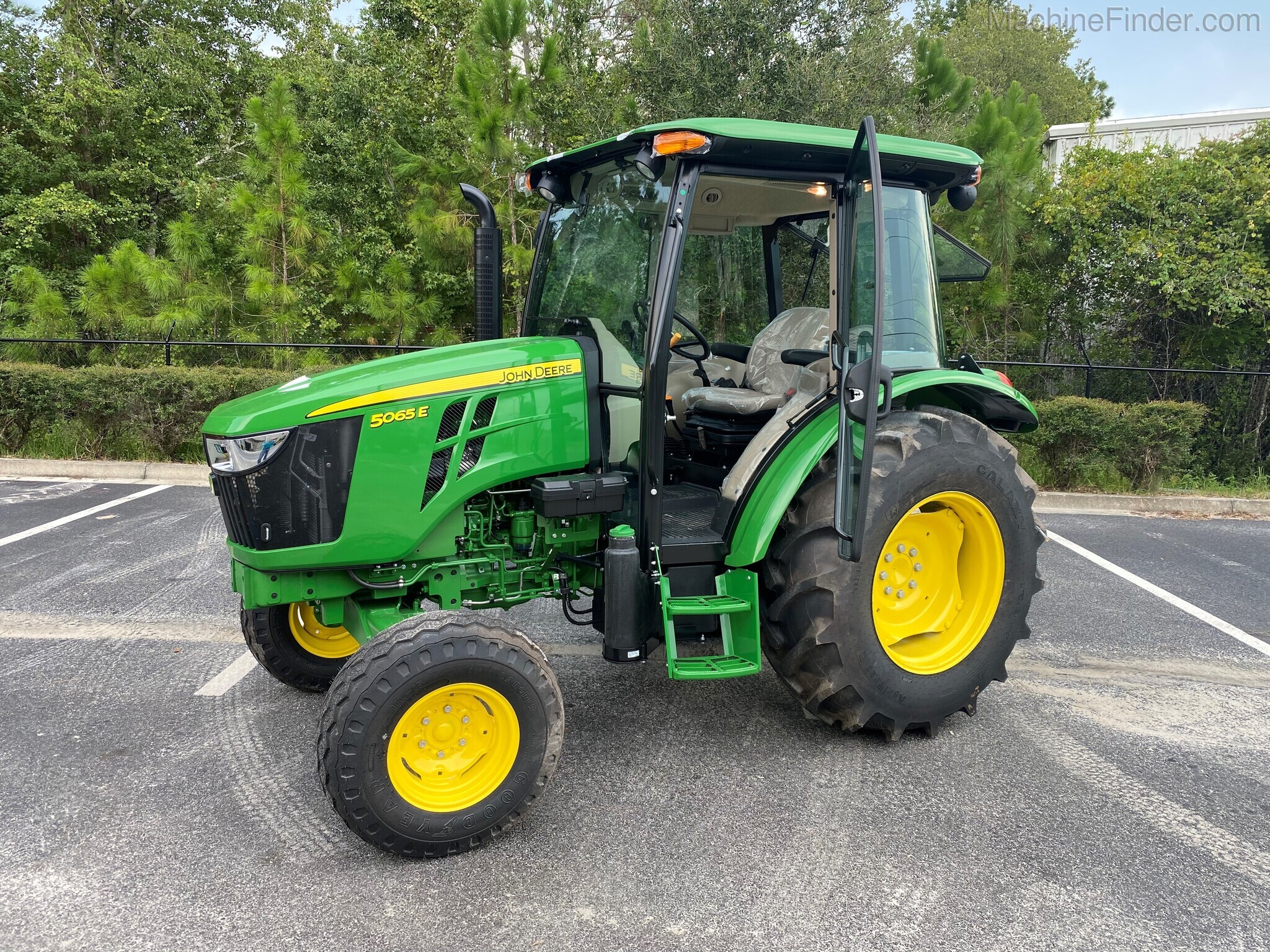 2021 John Deere 5065E Image 4
