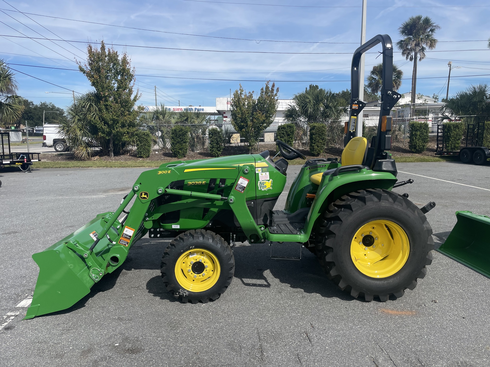2023 John Deere 3038E Image 2