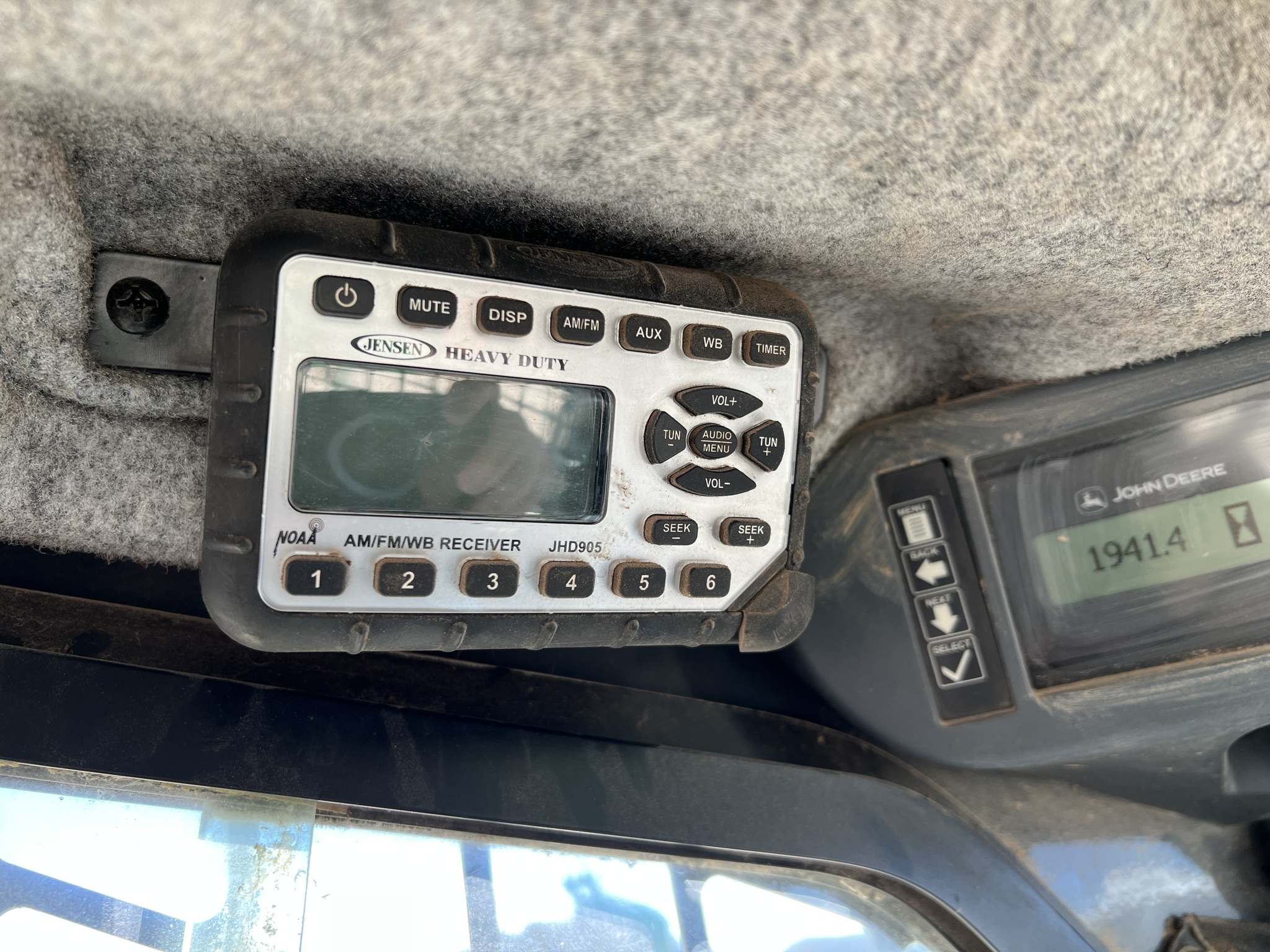 2011 John Deere 326D Image 9