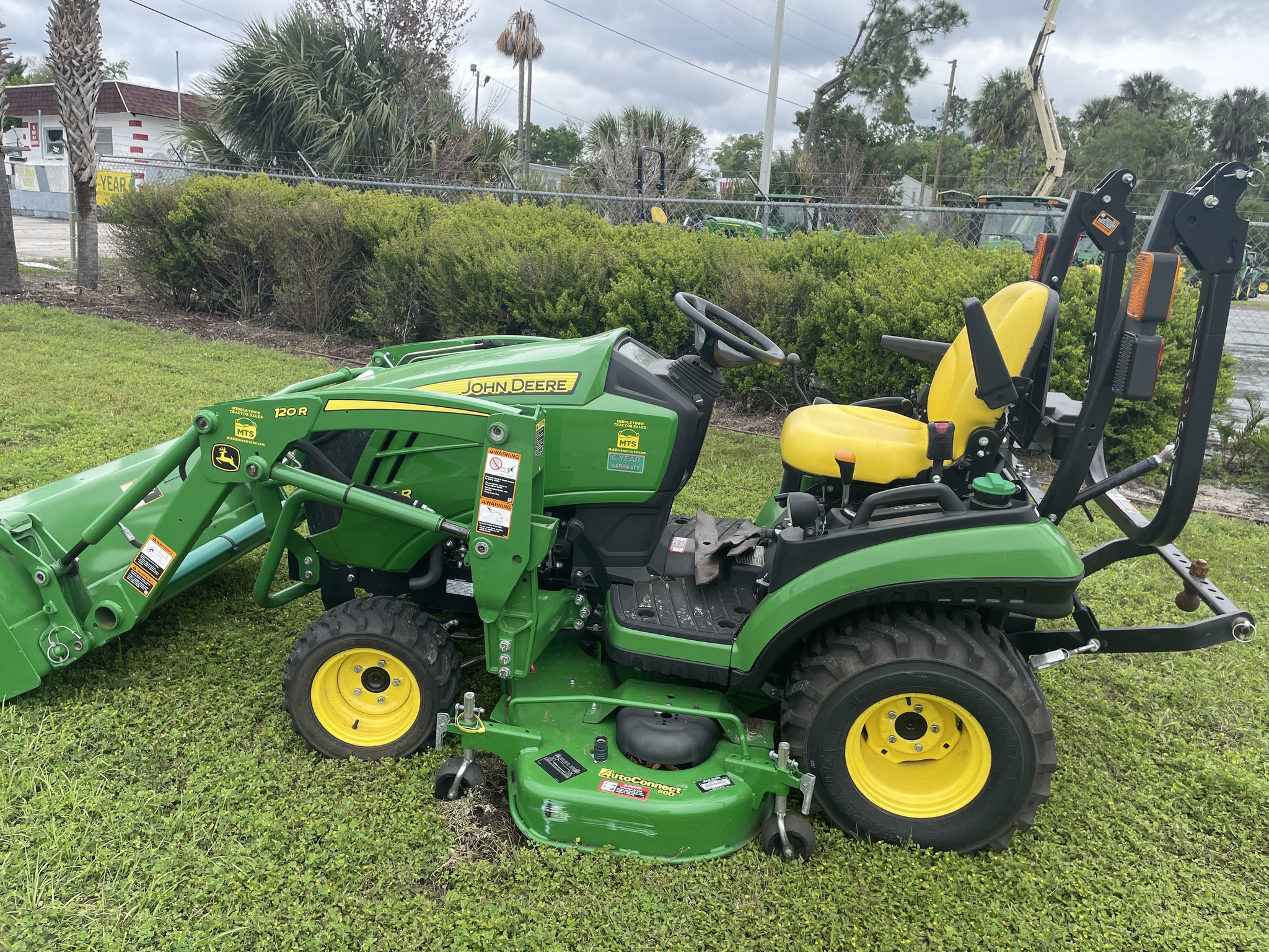 2017 John Deere 1025R Image 1