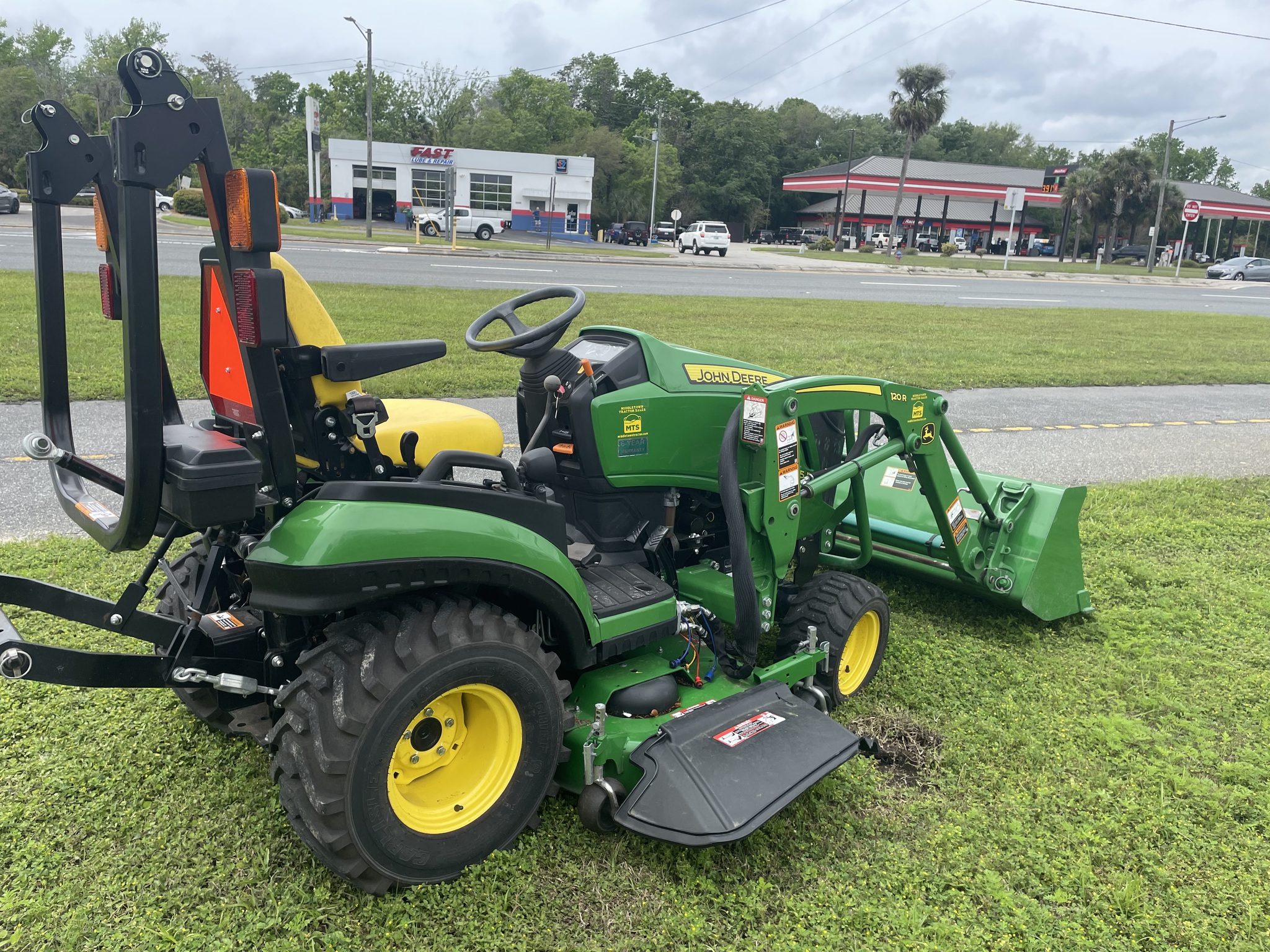 2017 John Deere 1025R Image 2