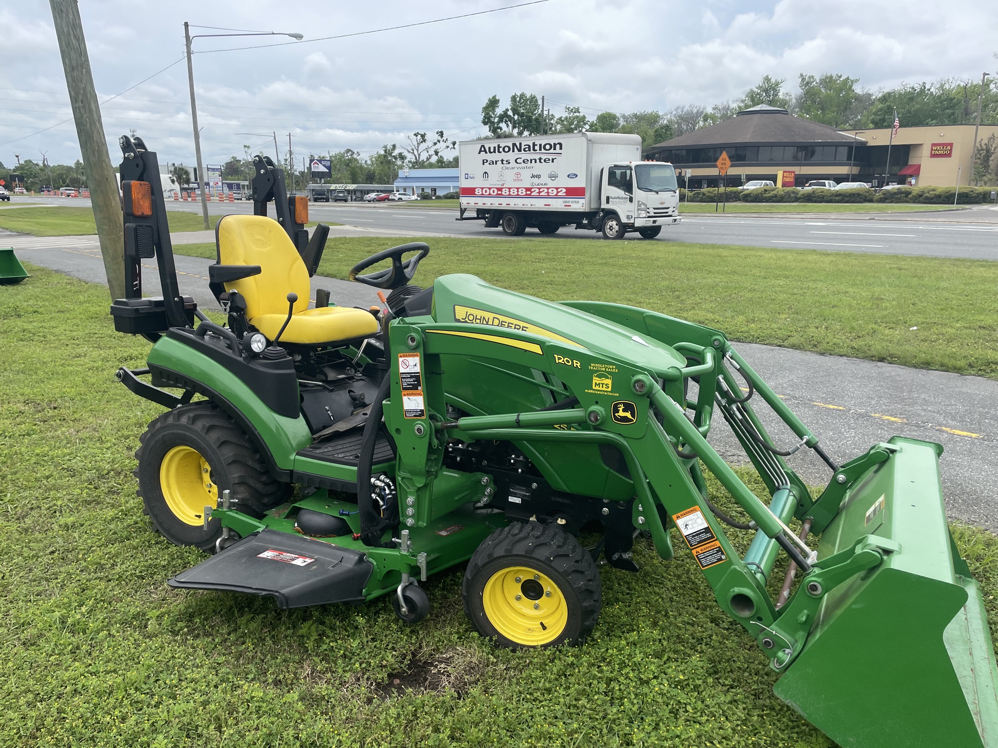 2017 John Deere 1025R Image 3