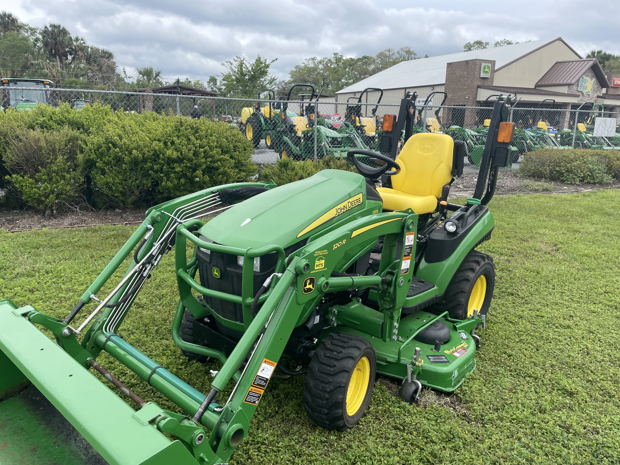 2017 John Deere 1025R Image 4
