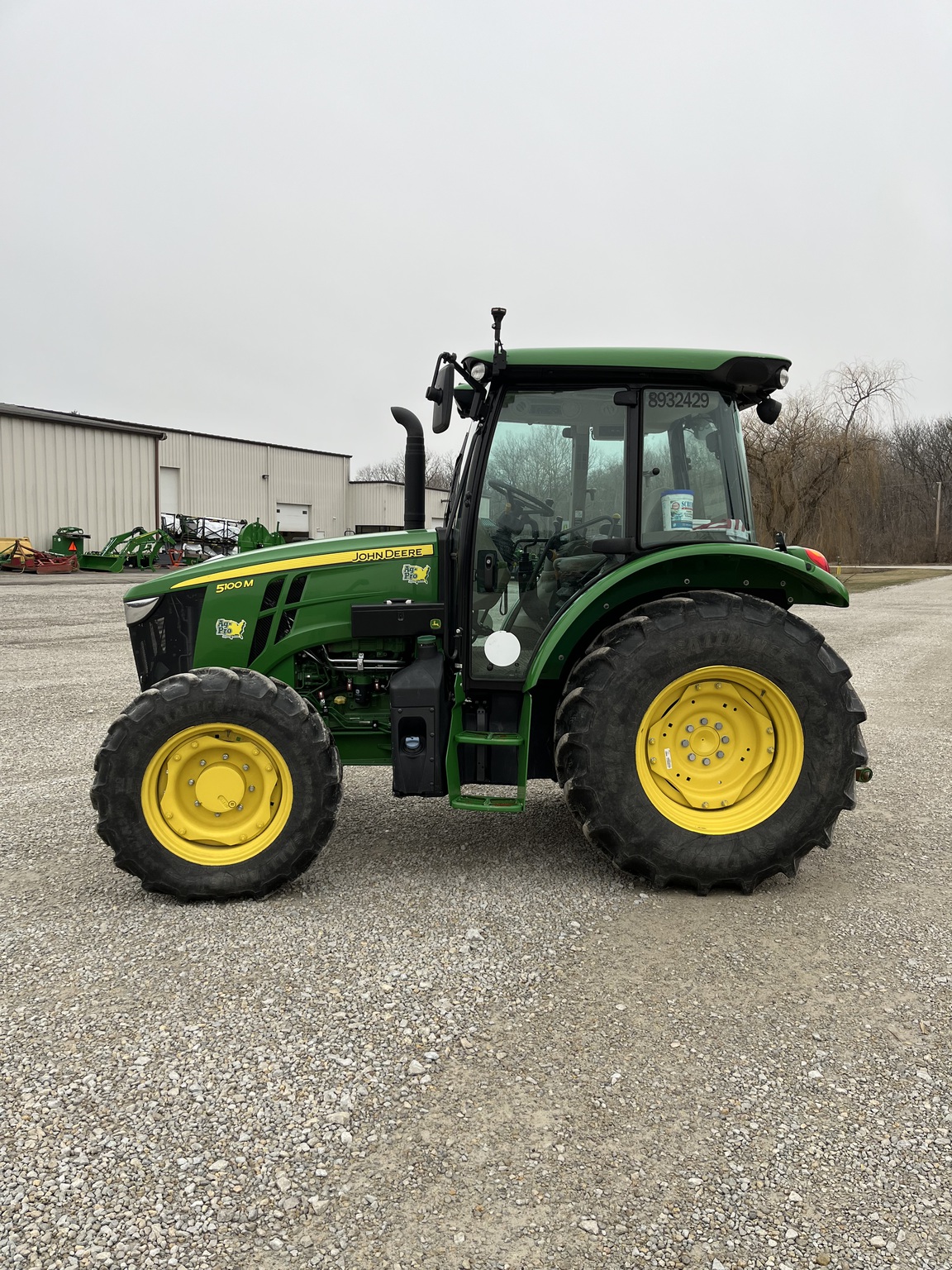 2022 John Deere 5100M Image 3
