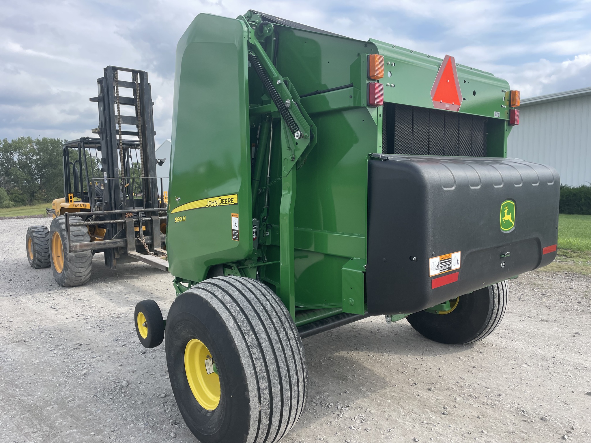 2019 John Deere 560M Image 4