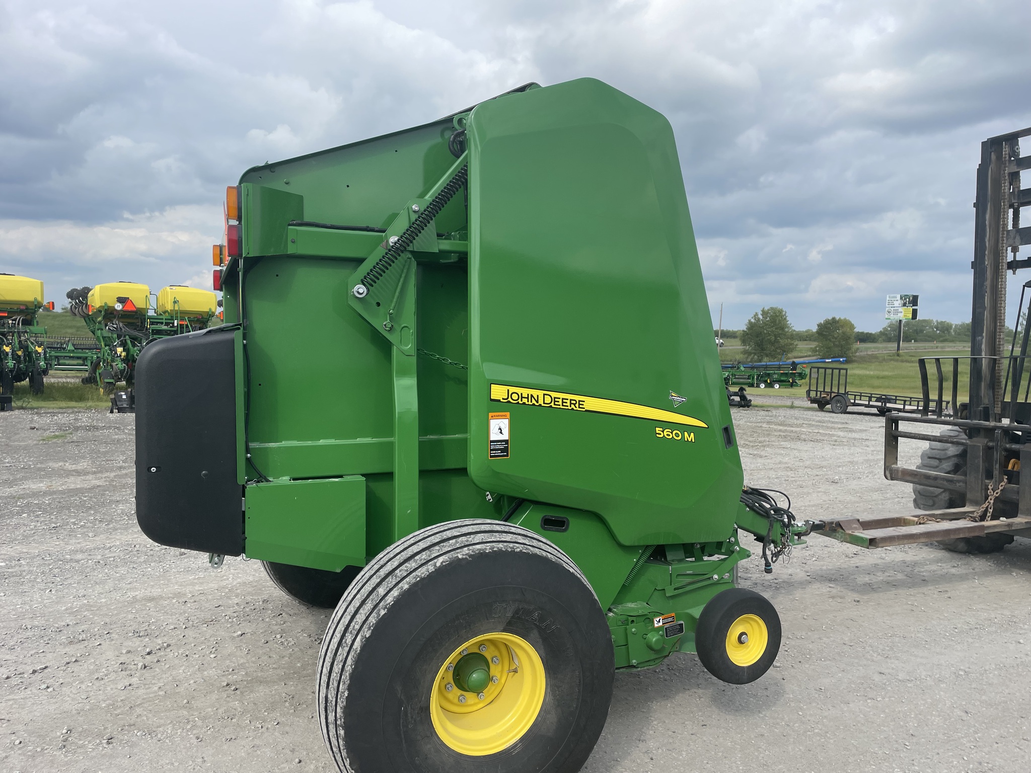 2019 John Deere 560M Image 7