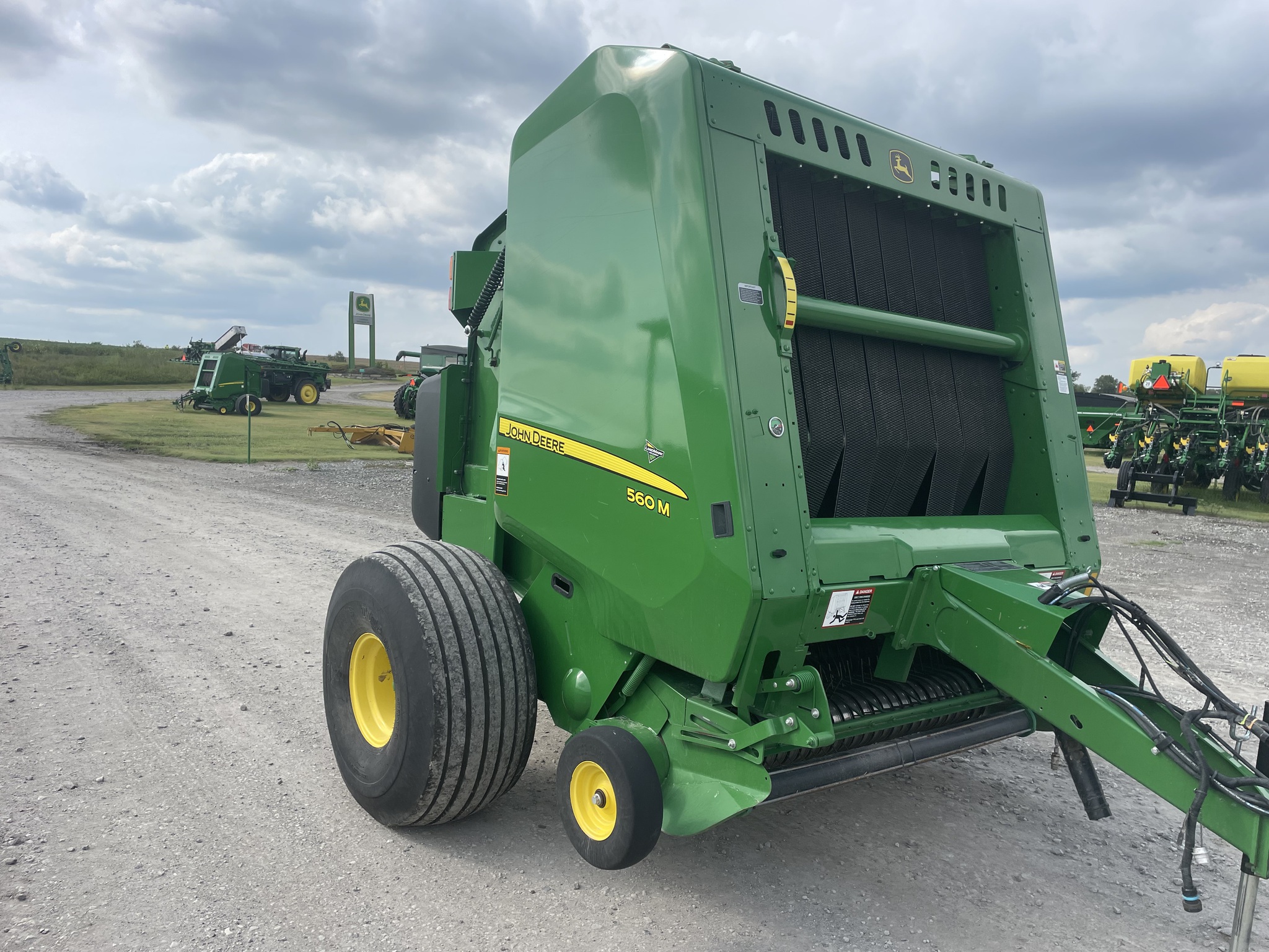 2019 John Deere 560M Image 8