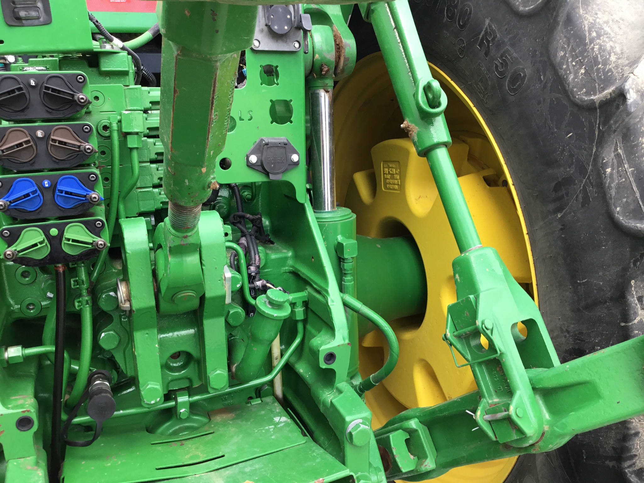 2015 John Deere 8320R Image 15