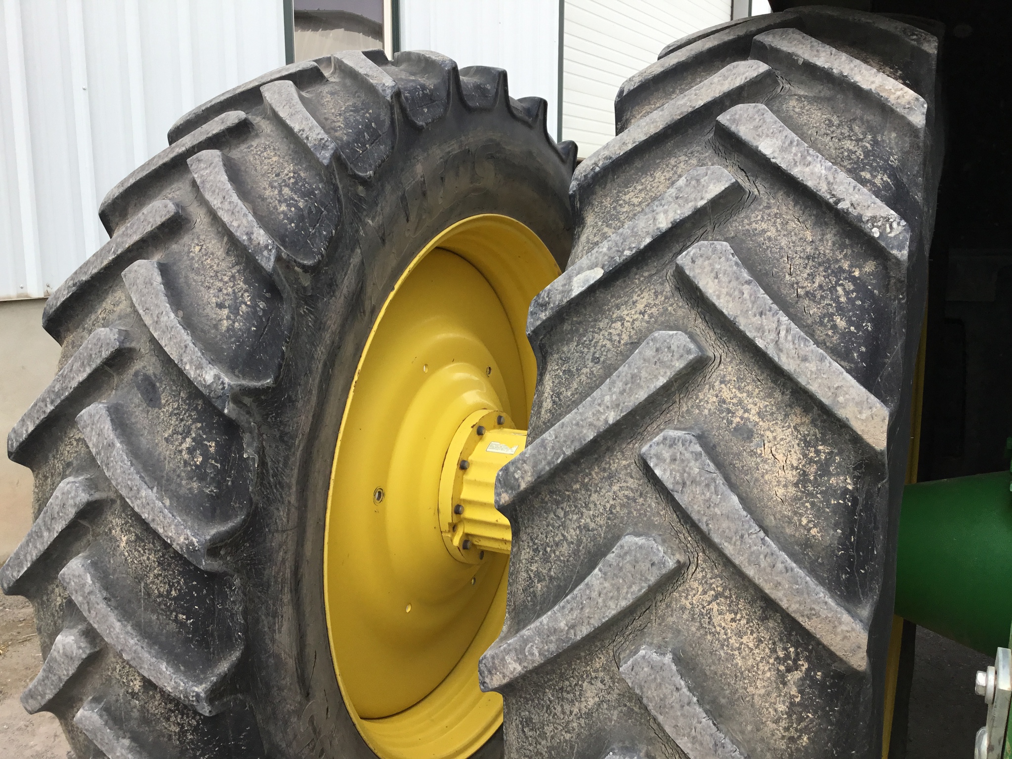 2015 John Deere 8320R Image 14