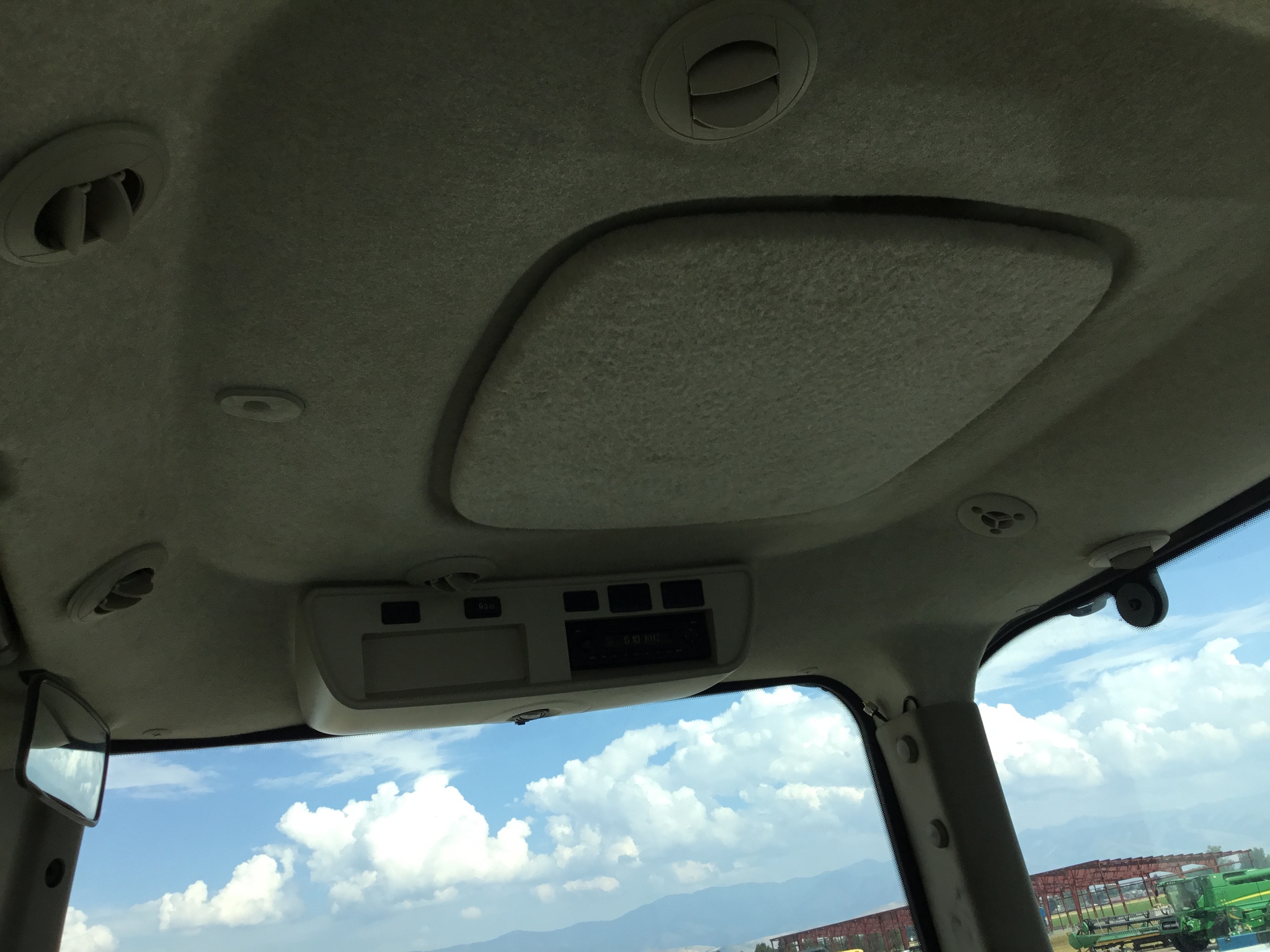 2015 John Deere 8320R Image 11