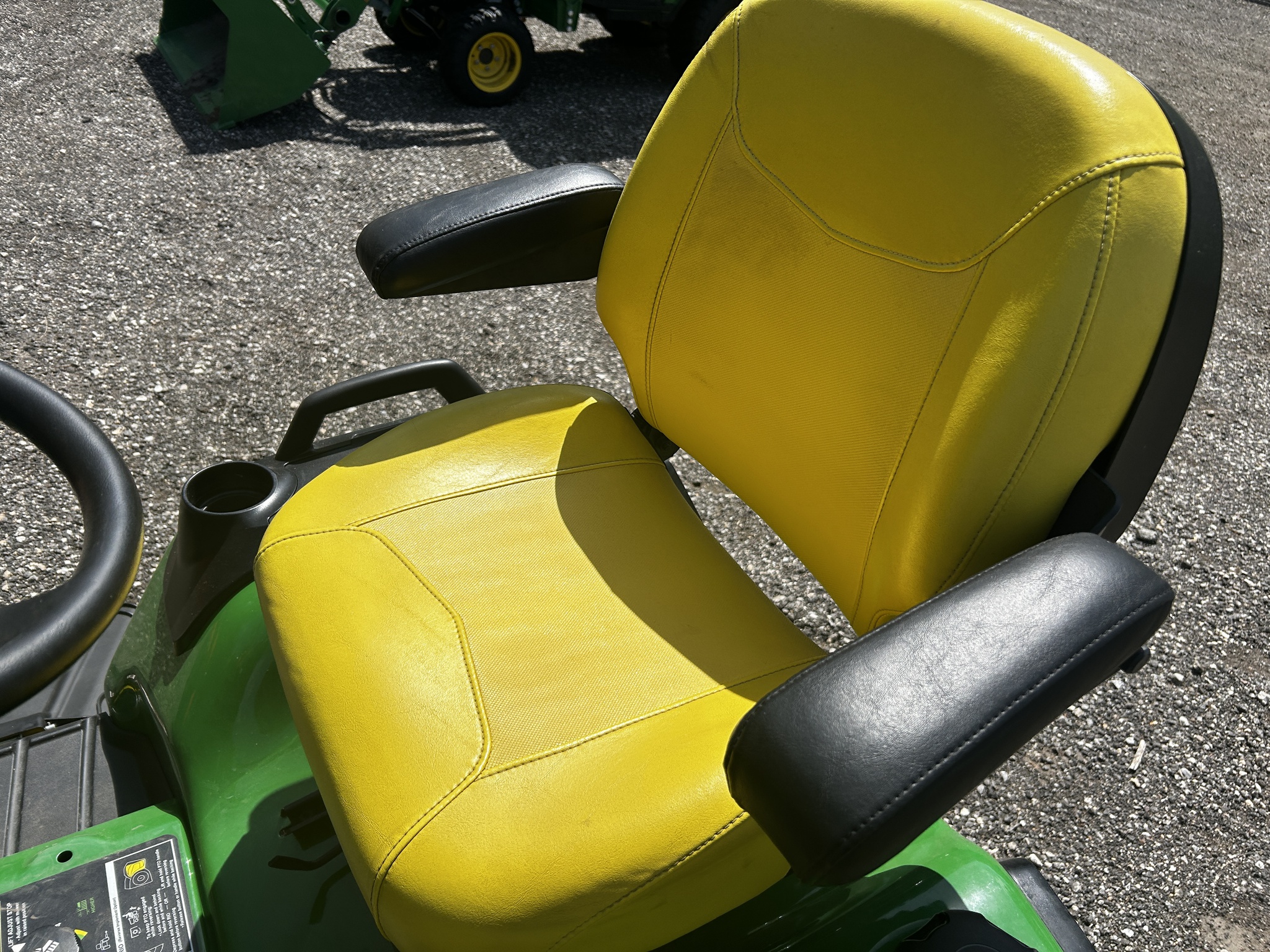 2022 John Deere X730 Image 9