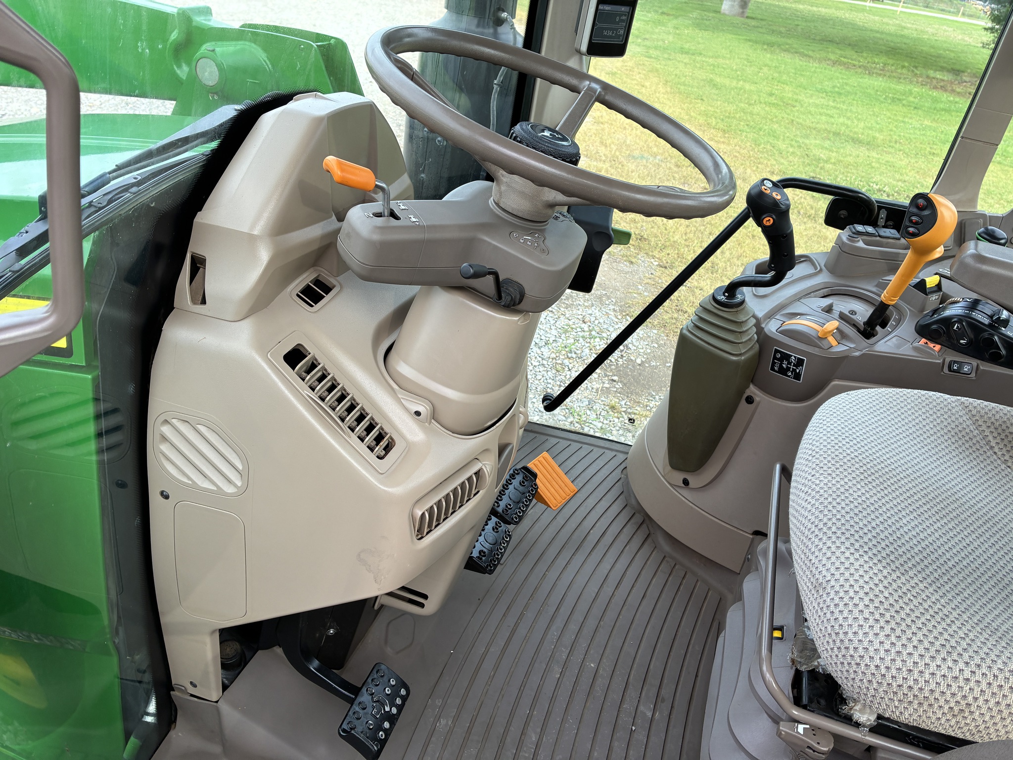 2022 John Deere 6120M Image 31