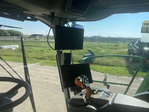 Used 2024 John Deere X9 1000 Combines at Horizon Ag & Turf in Vermilion, AB - Photo4