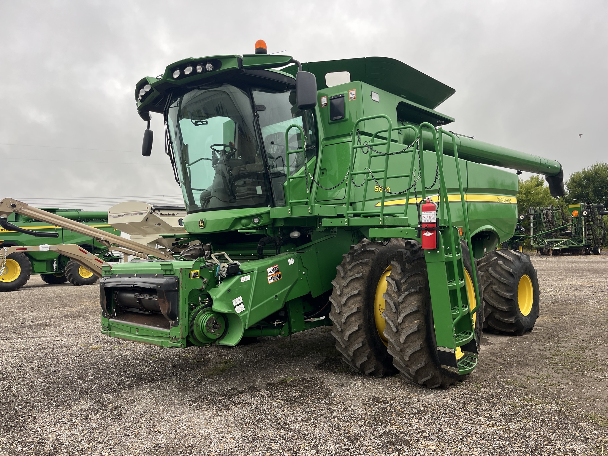 2013 John Deere S660 Image 2