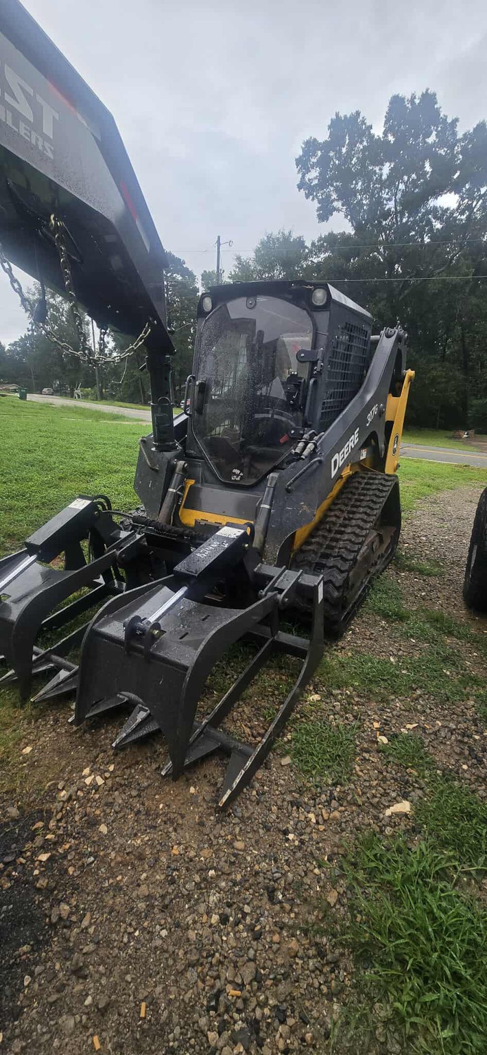 2018 John Deere 317G Image 3