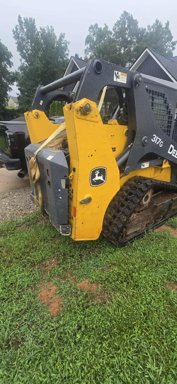 2018 John Deere 317G Image 2