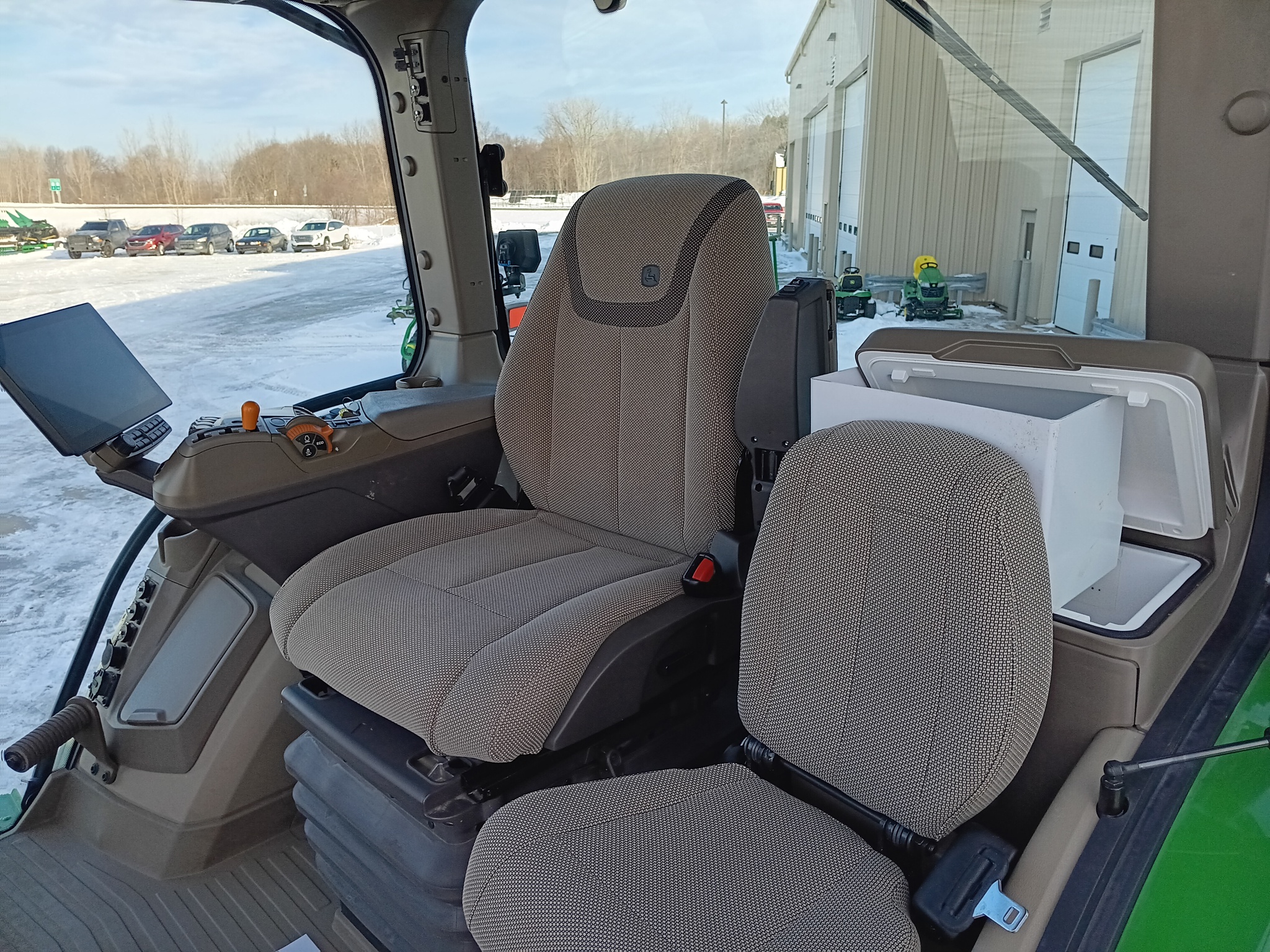 2025 John Deere 8R 250 Image 9