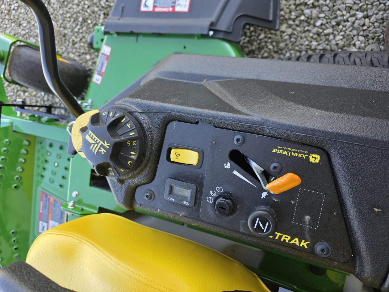 2025 John Deere Z720E Image 6