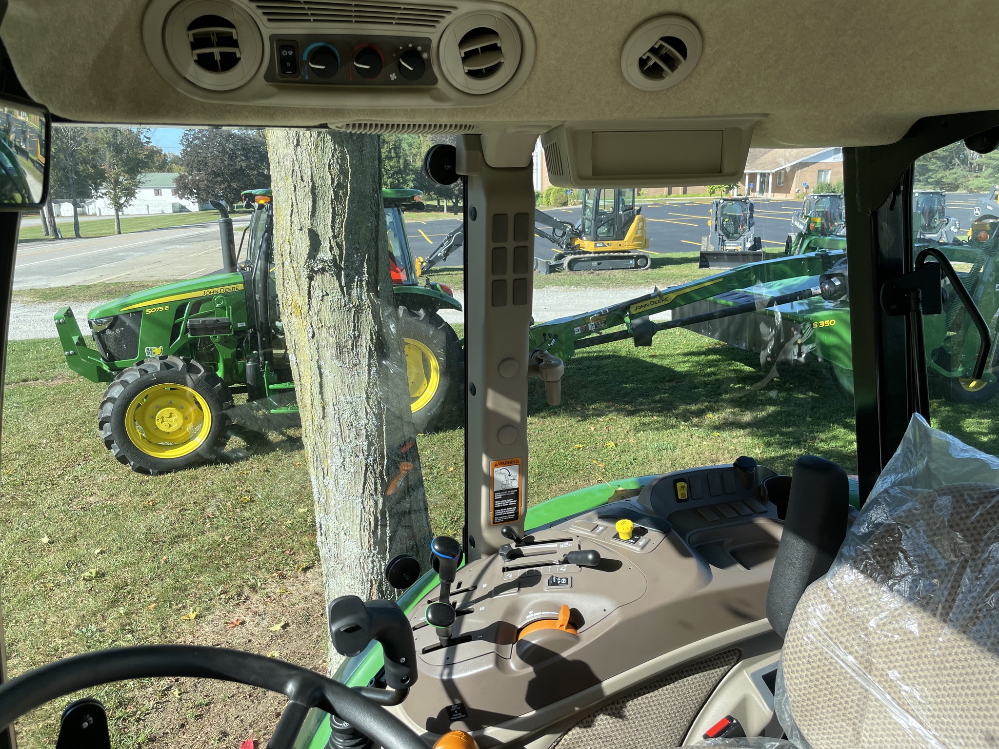 2025 John Deere 5100E Image 8