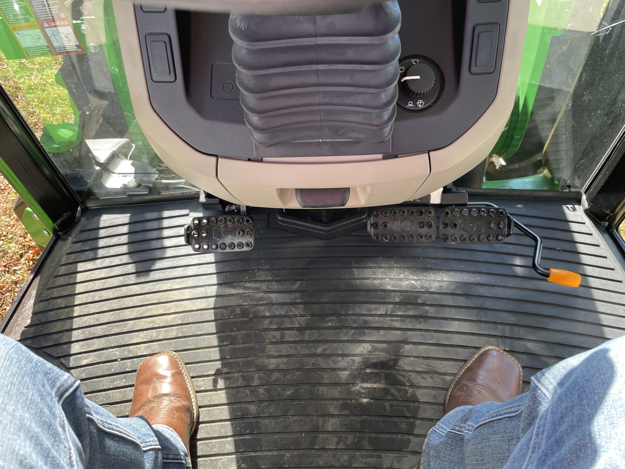 2025 John Deere 5100E Image 9