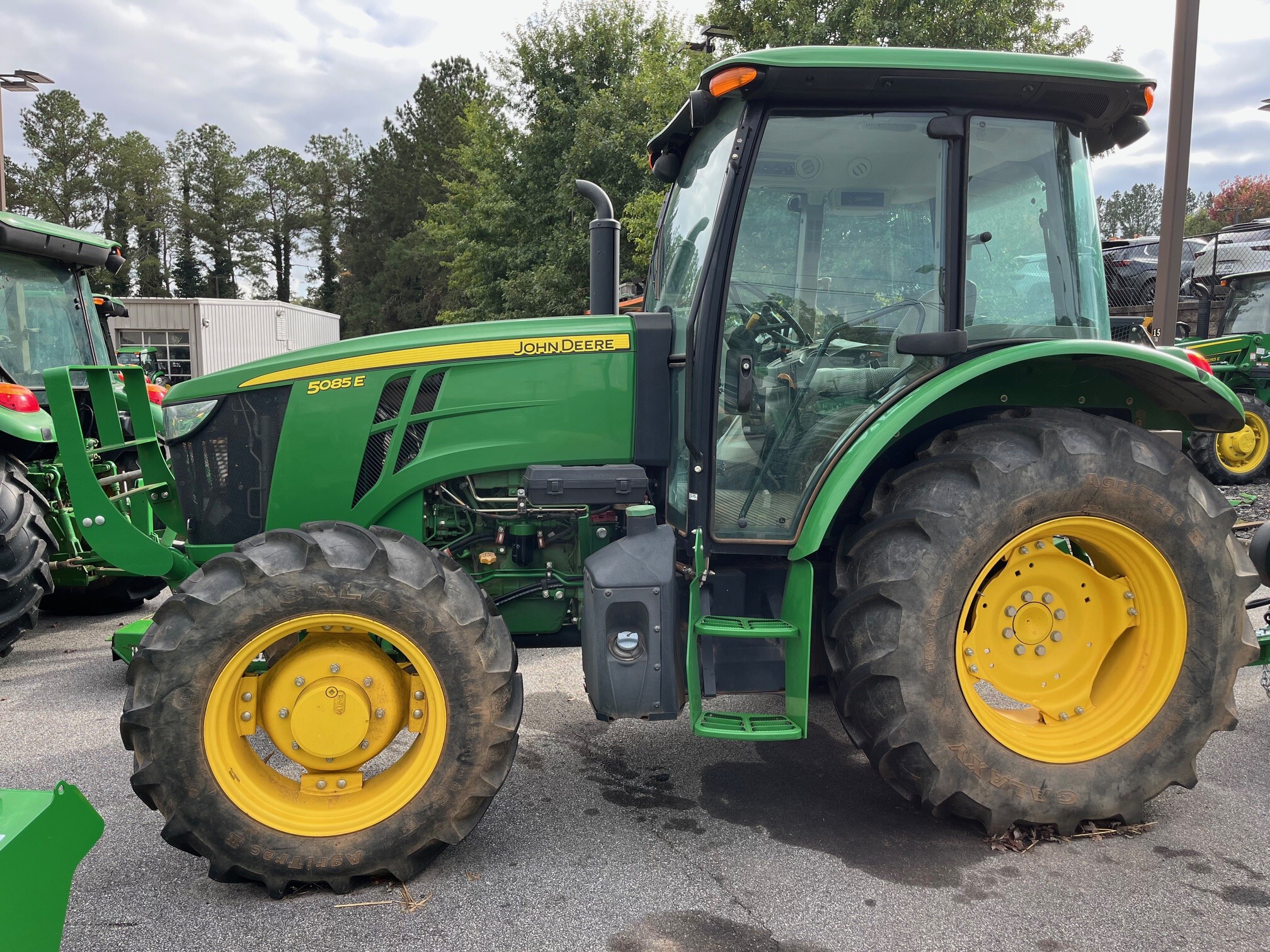 John Deere 5085E Image 1