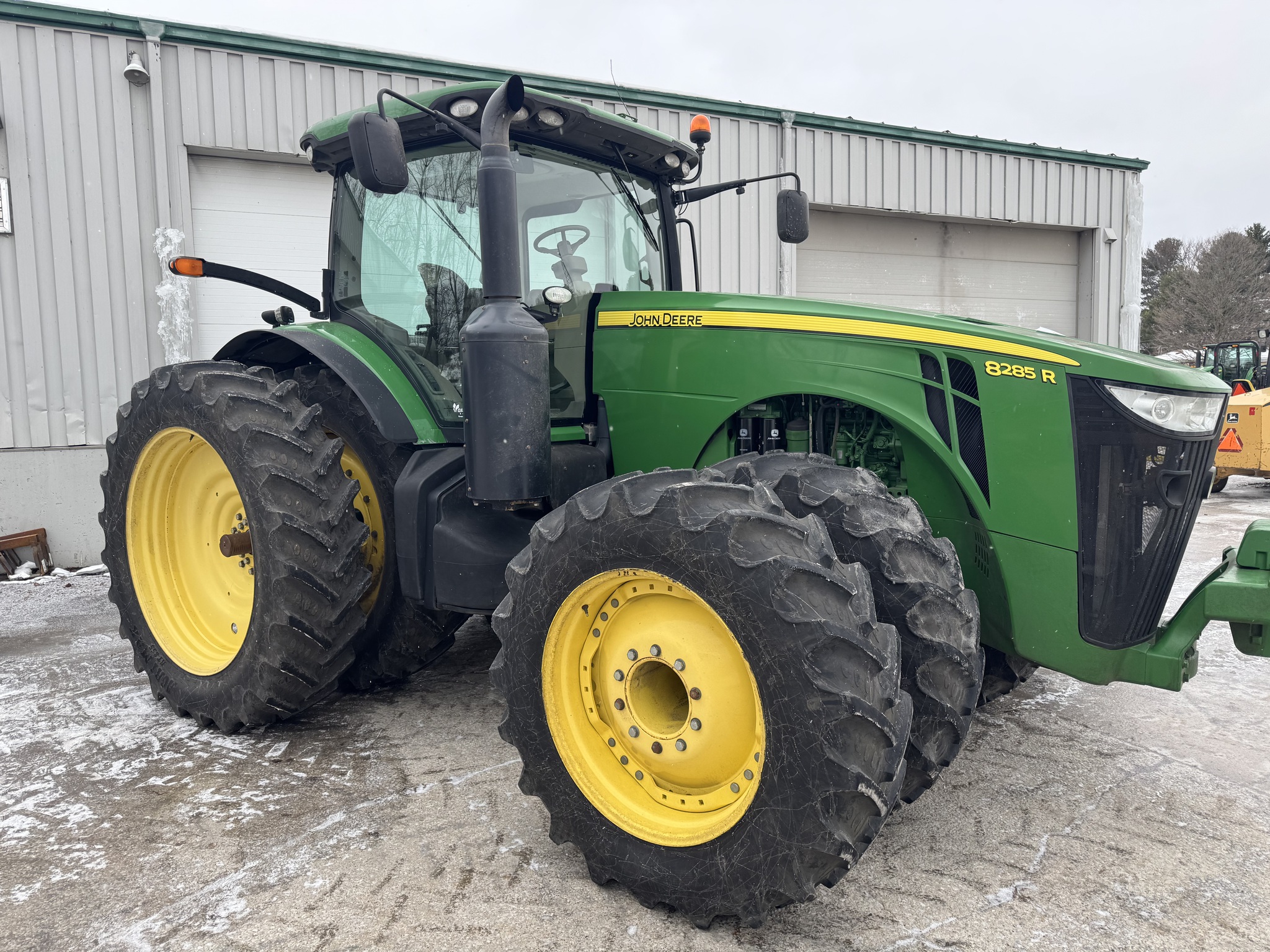 2013 John Deere 8285R Image 2