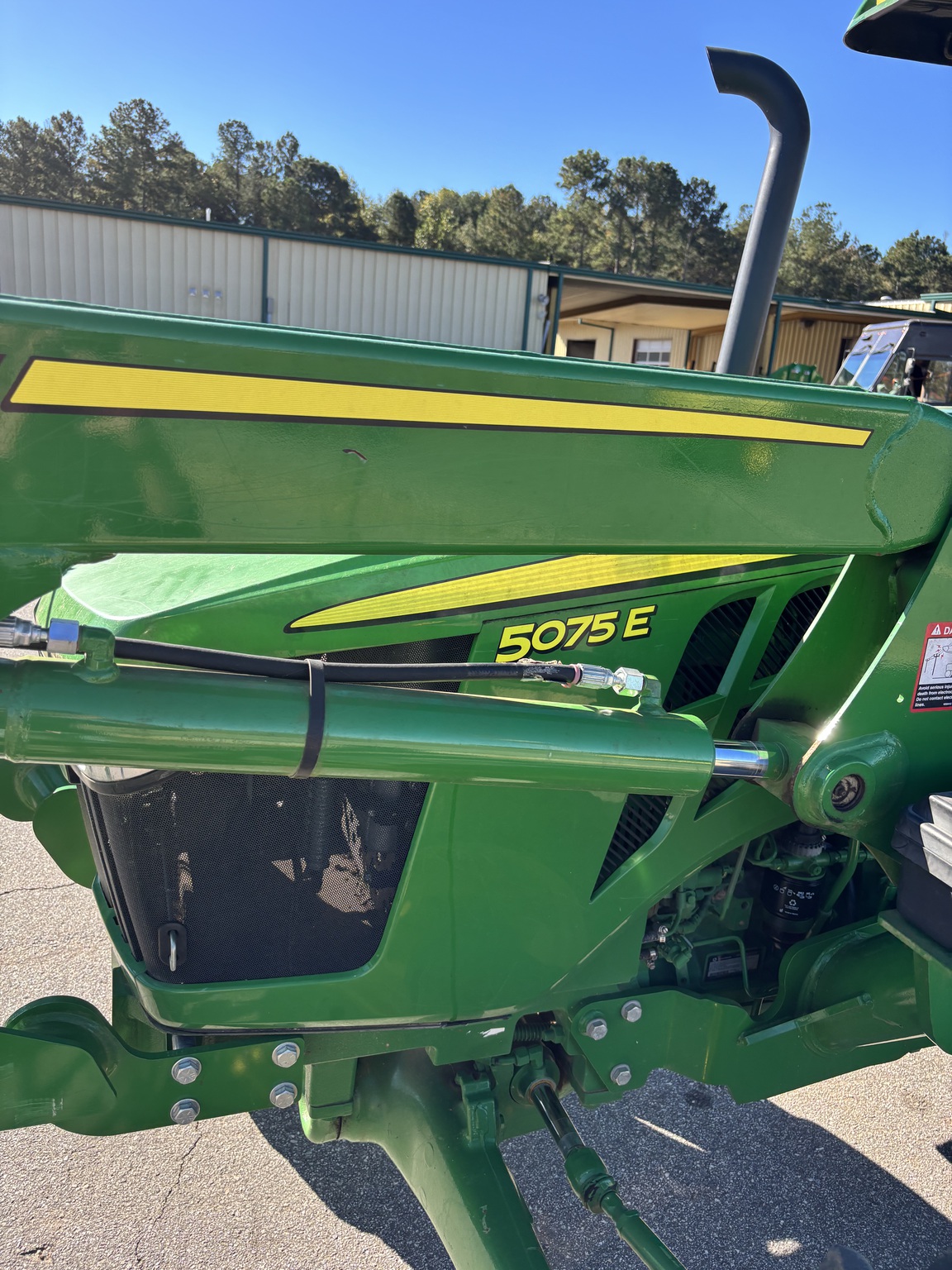 2021 John Deere 5075E Image 4