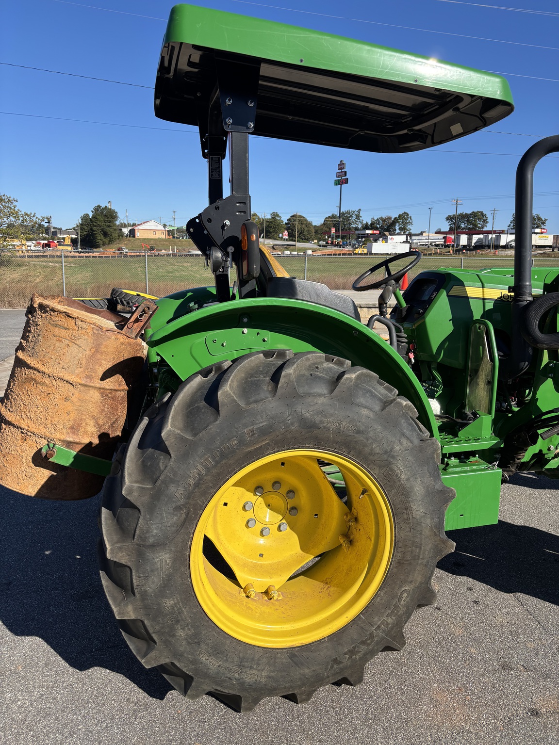 2021 John Deere 5075E Image 10