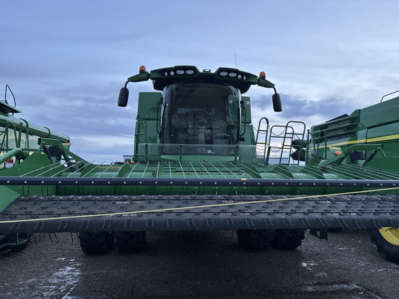 Used 2017 John Deere S680 Combines at Horizon Ag & Turf in Lloydminster, AB - Photo5