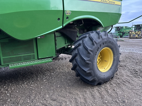 Used 2017 John Deere S680 Combines at Horizon Ag & Turf in Lloydminster, AB - Photo14