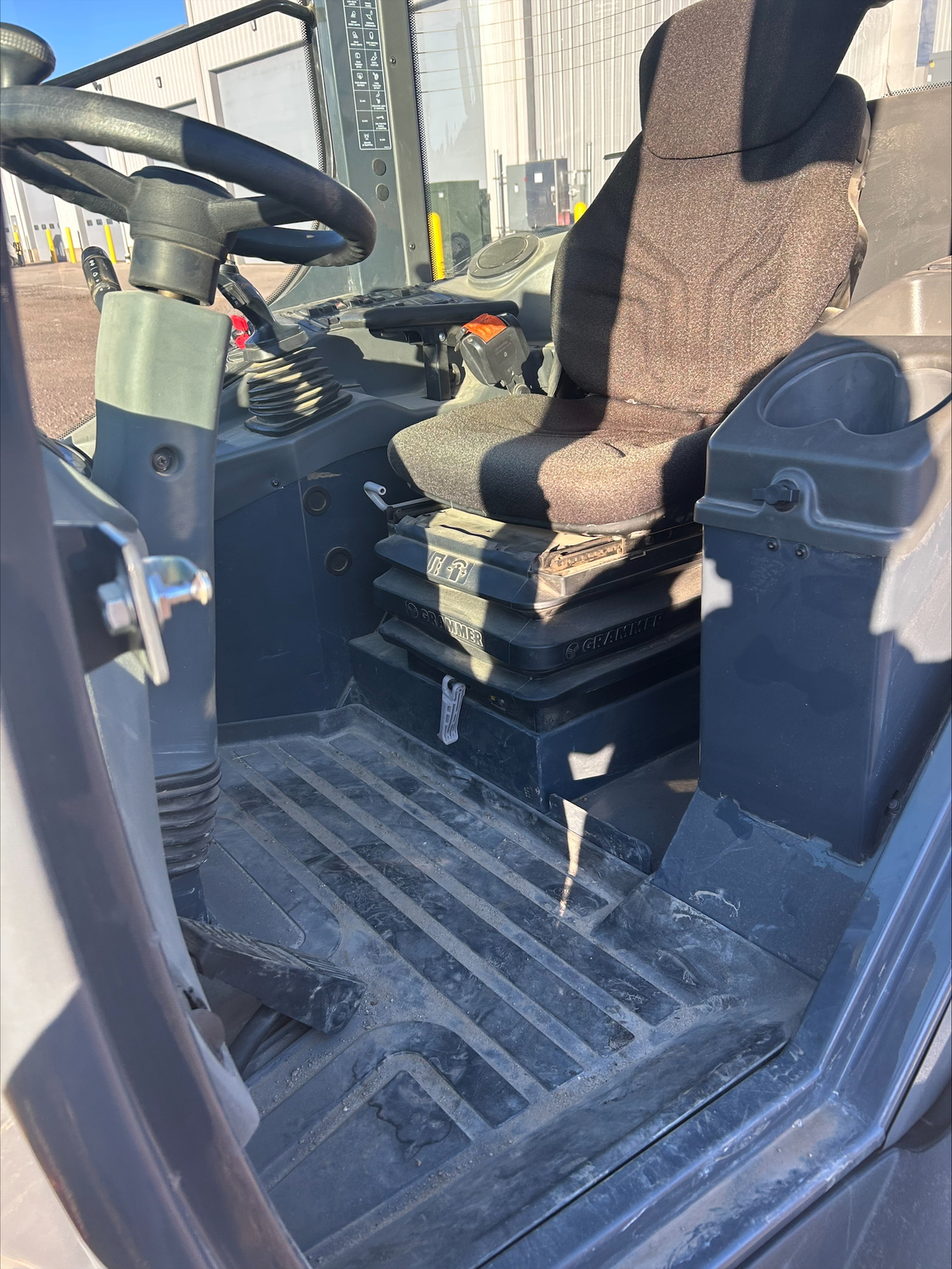 2020 John Deere 204L Image 7