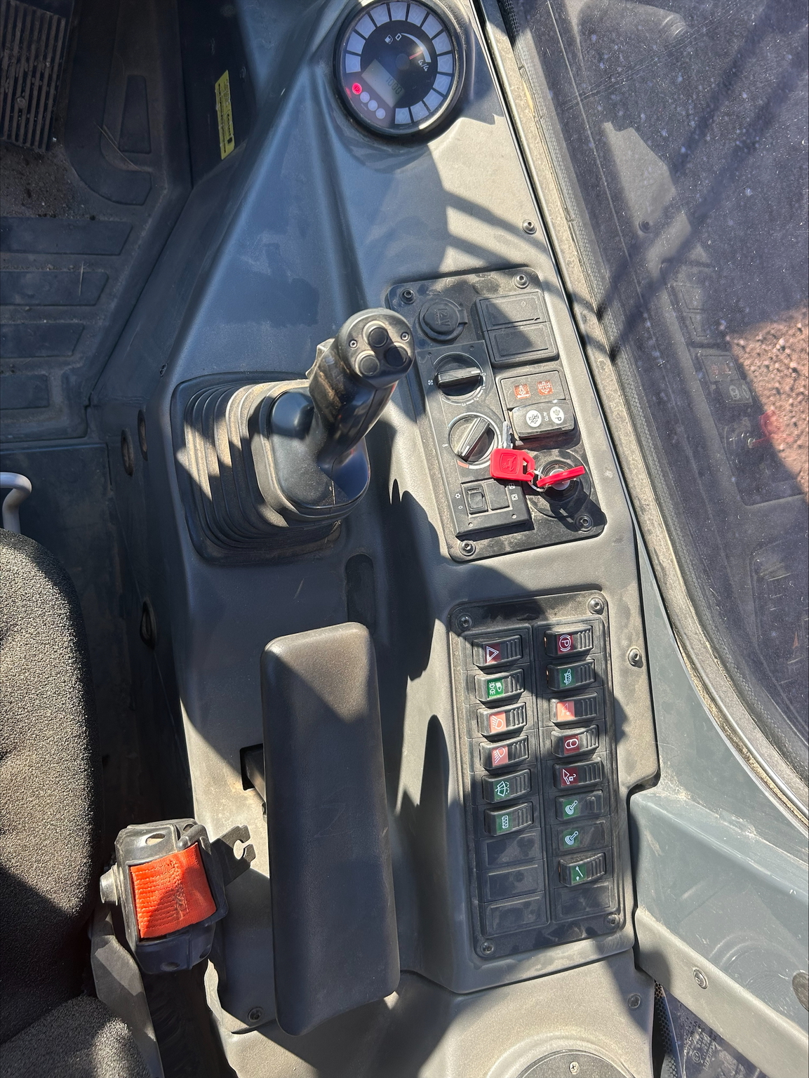 2020 John Deere 204L Image 8