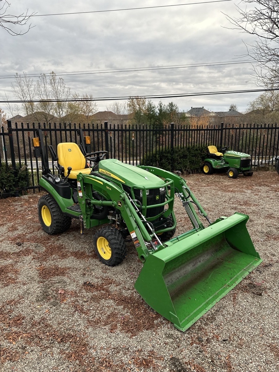 2022 John Deere 1025R Image 2