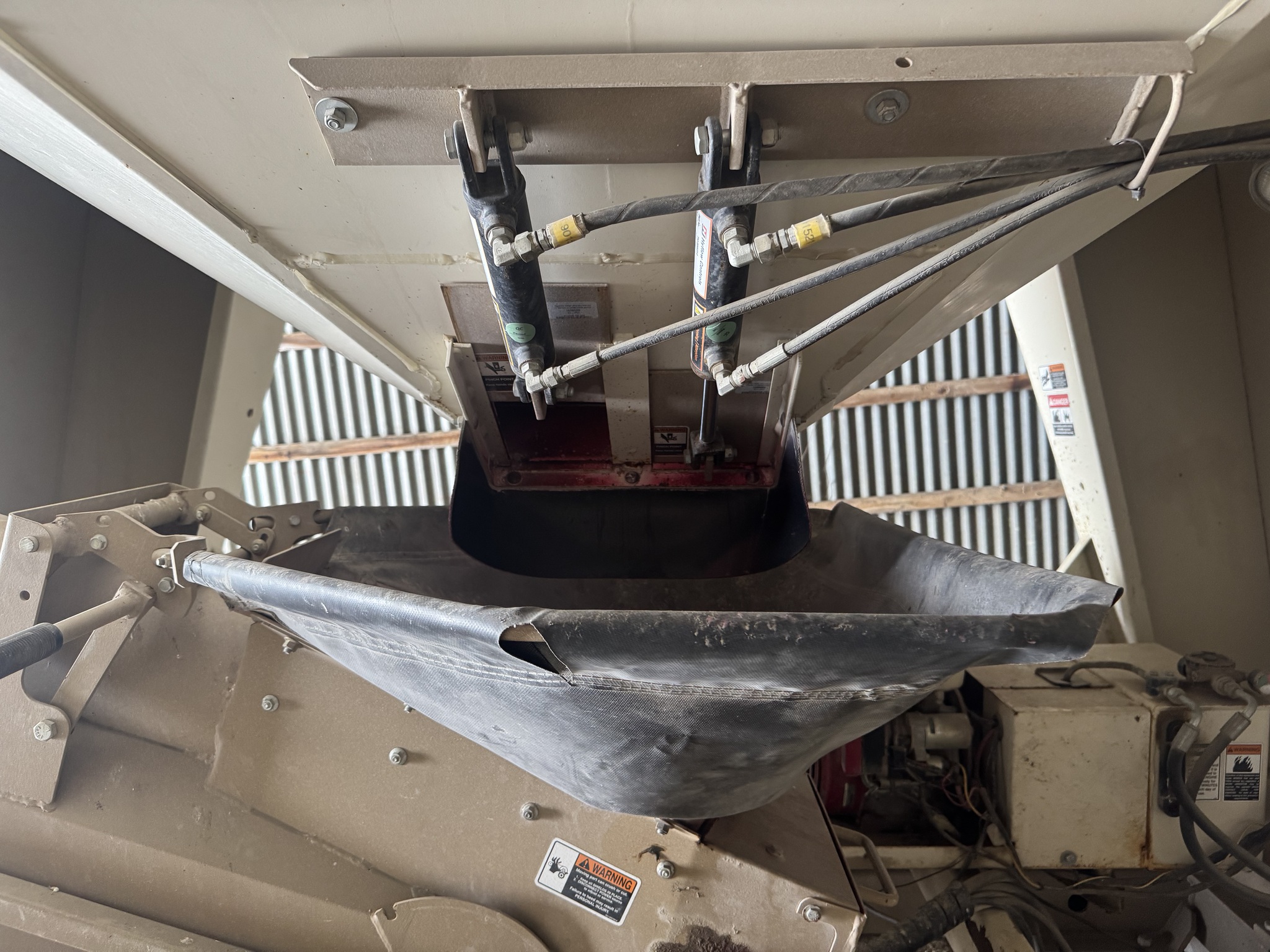 2013 Unverferth 3750XL Image 4