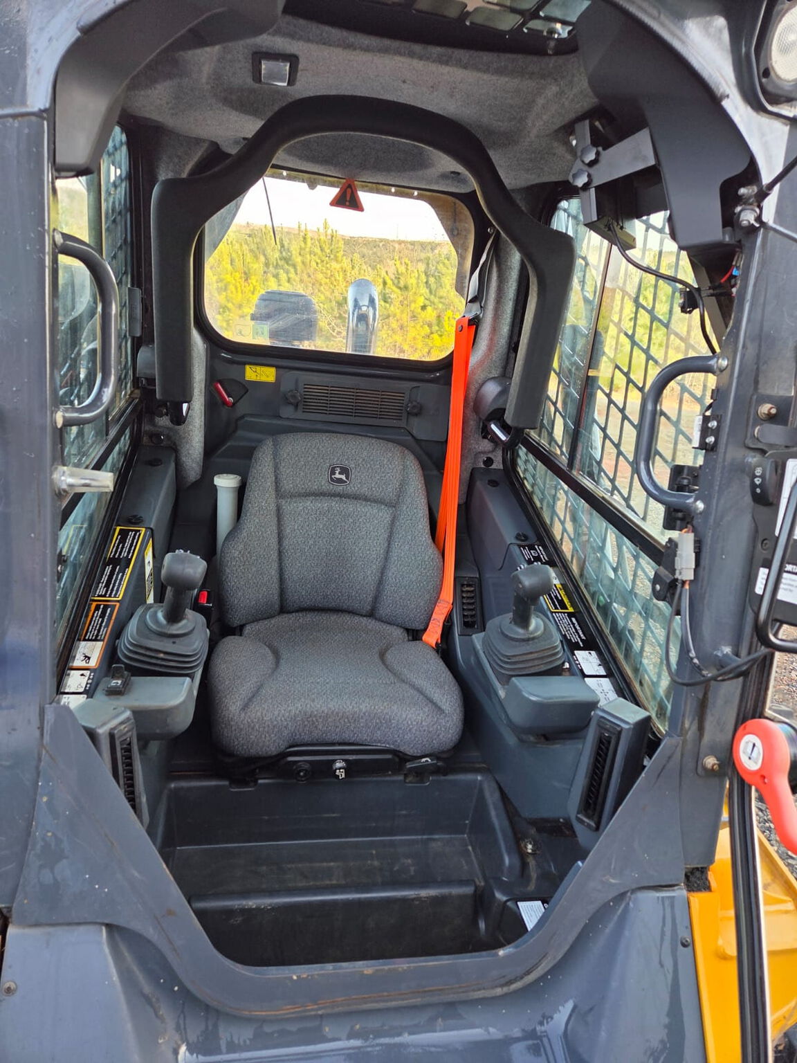 2022 John Deere 333G Image 2