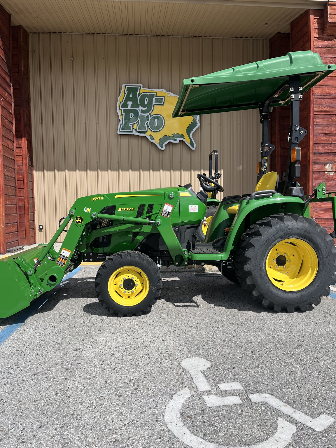 2025 John Deere 3032E Image 1