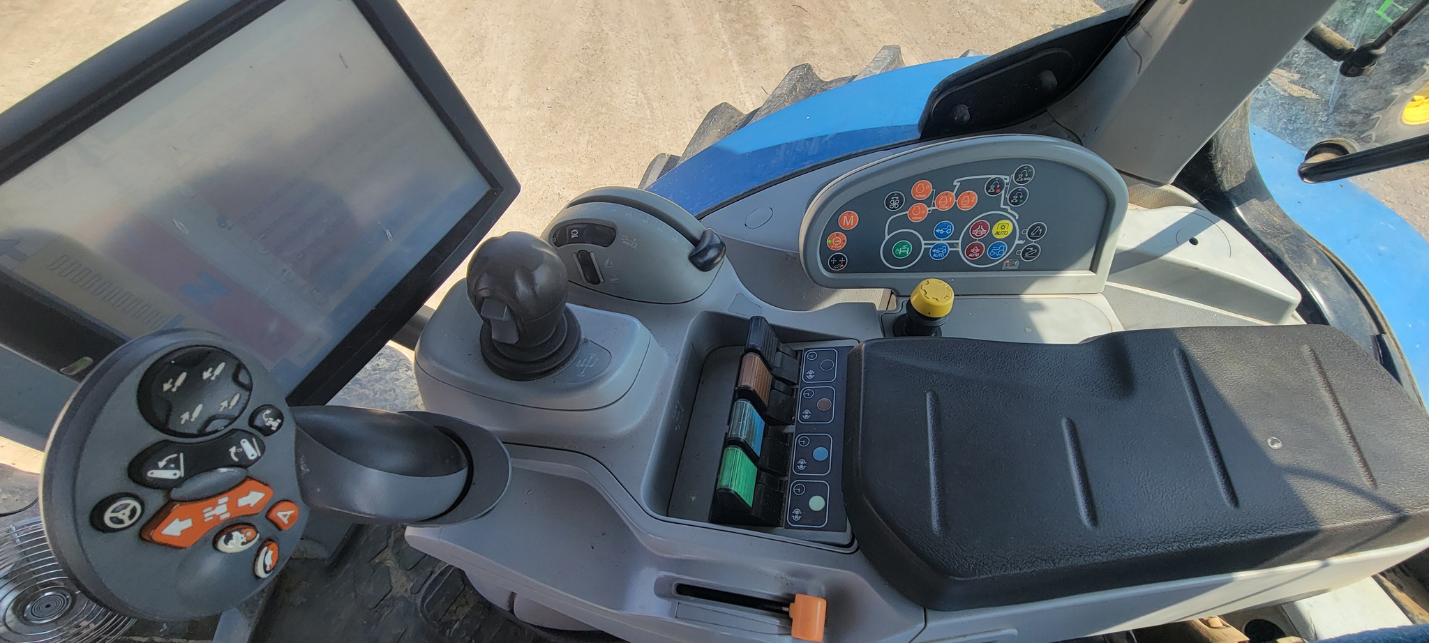 2015 New Holland T7.210 T4B Image 12