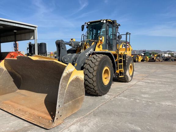 Photo of a 2021 John Deere 744L