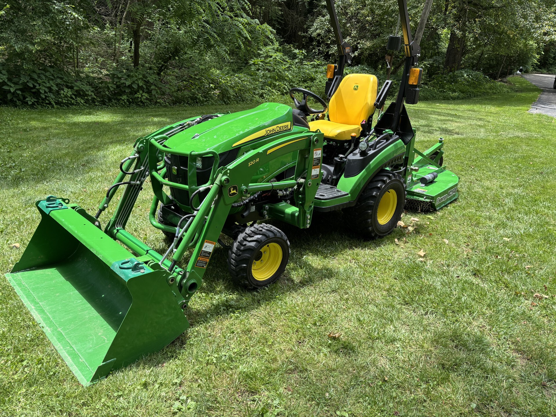 Used 2023 John Deere 1025R Compact Utility Tractors at Koenig Equipment in Germantown, OH - PhotoXL0
