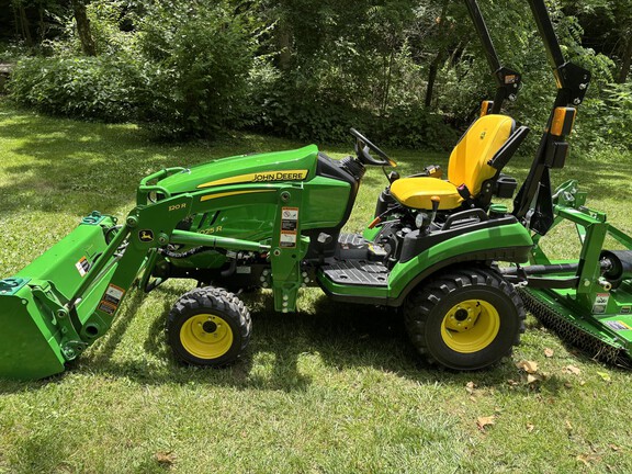 Used 2023 John Deere 1025R Compact Utility Tractors at Koenig Equipment in Germantown, OH - Photo2