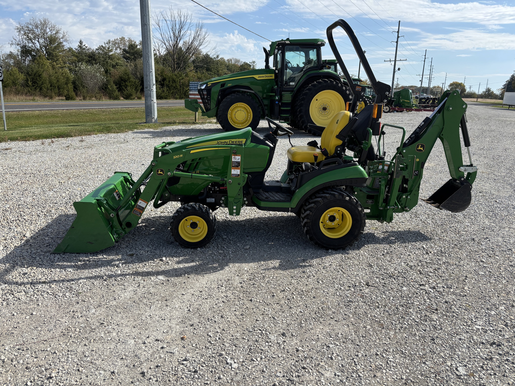 Used 2022 John Deere 1025R Compact Utility Tractors at Koenig Equipment in Richmond, IN - PhotoXL1
